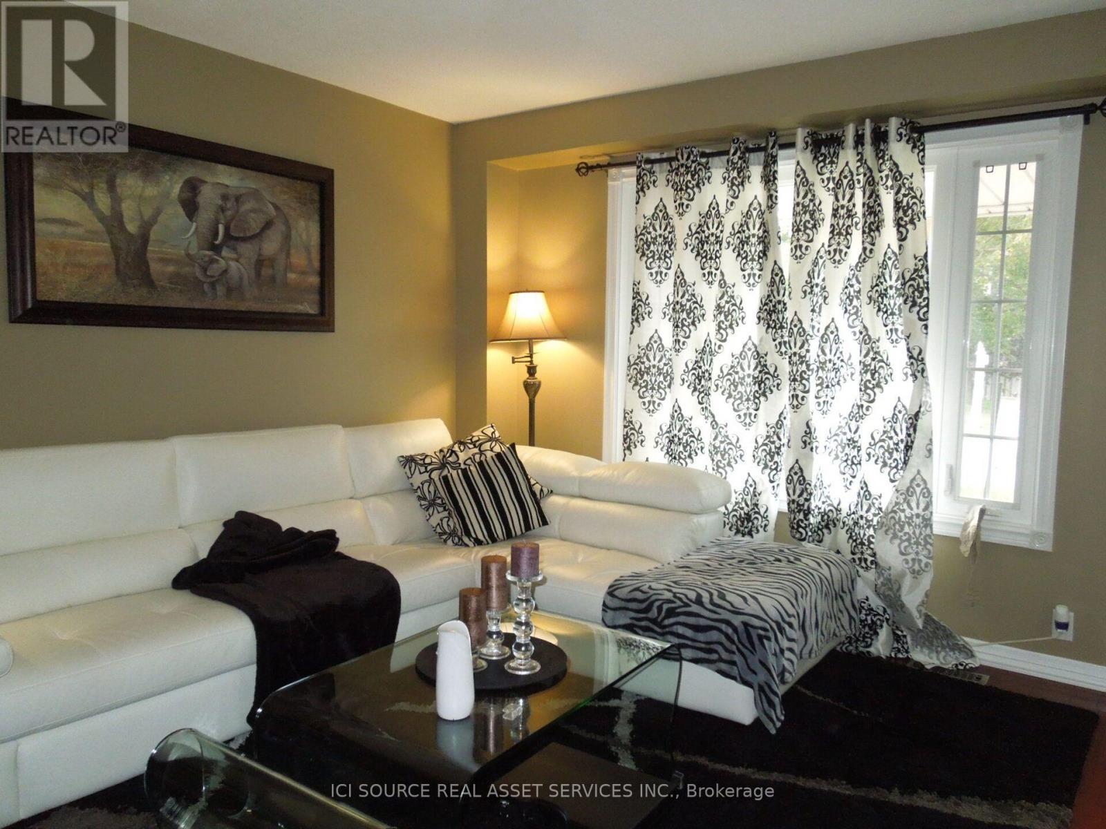 129 Ormond Drive, Oshawa, ON - Indoor Photo Showing Living Room