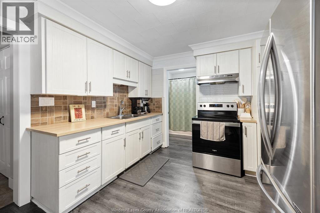 629 Labute, Tecumseh, ON - Indoor Photo Showing Kitchen With Double Sink