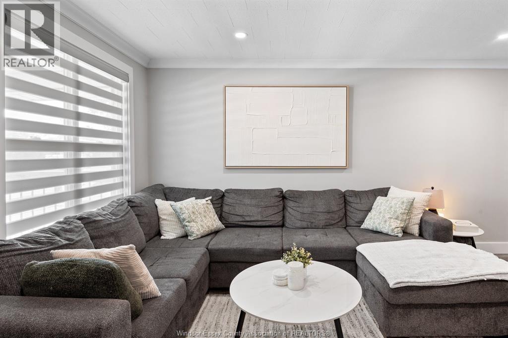 629 Labute, Tecumseh, ON - Indoor Photo Showing Living Room
