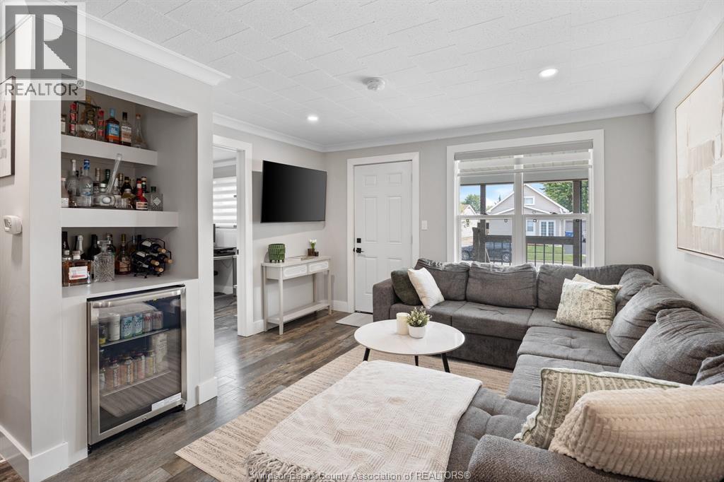 629 Labute, Tecumseh, ON - Indoor Photo Showing Living Room