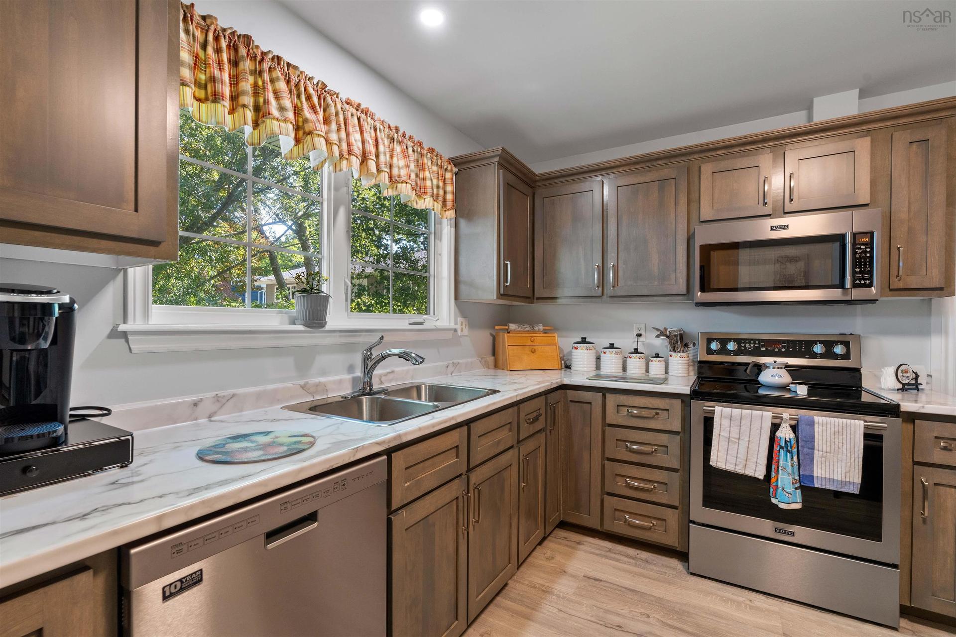 39 Robert Drive, Dartmouth, NS - Indoor Photo Showing Kitchen With Double Sink