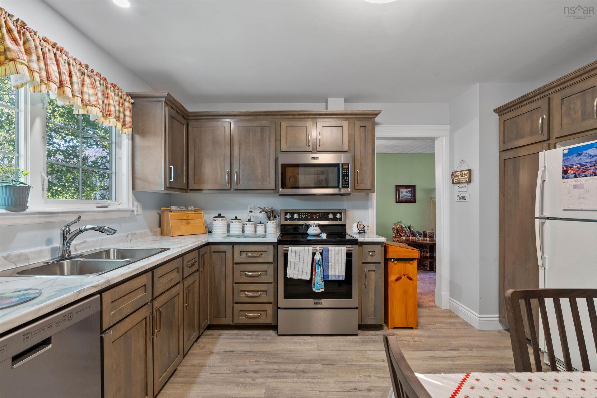 39 Robert Drive, Dartmouth, NS - Indoor Photo Showing Kitchen With Double Sink