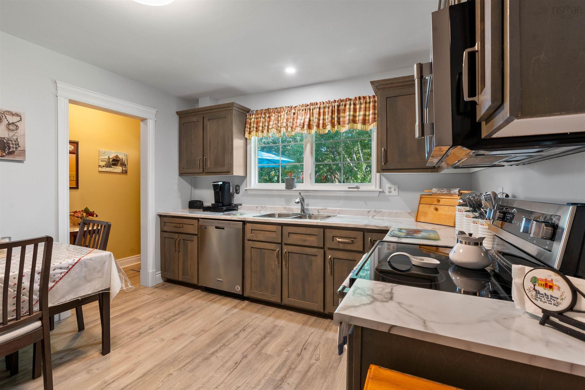 39 Robert Drive, Dartmouth, NS - Indoor Photo Showing Kitchen With Double Sink
