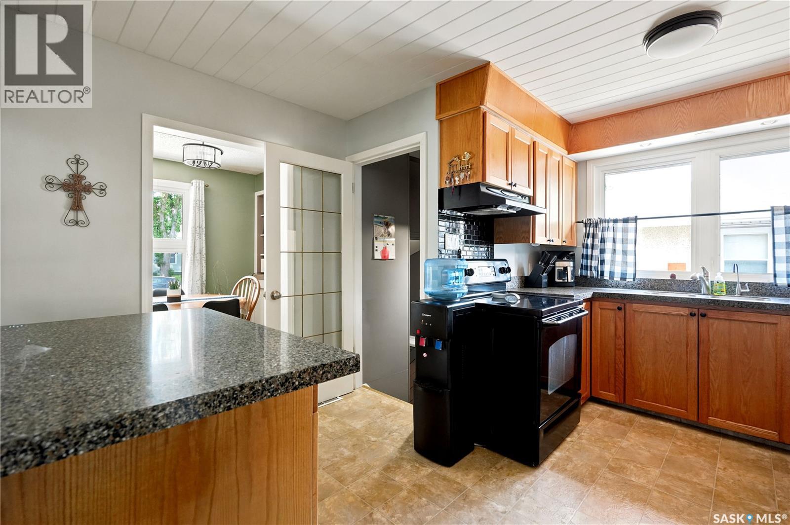 323 Toronto Street N, Regina, SK - Indoor Photo Showing Kitchen