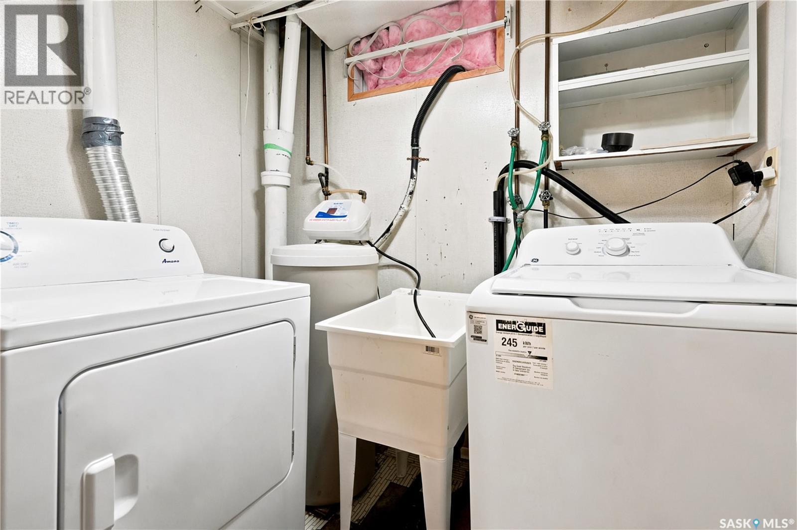 323 Toronto Street N, Regina, SK - Indoor Photo Showing Laundry Room