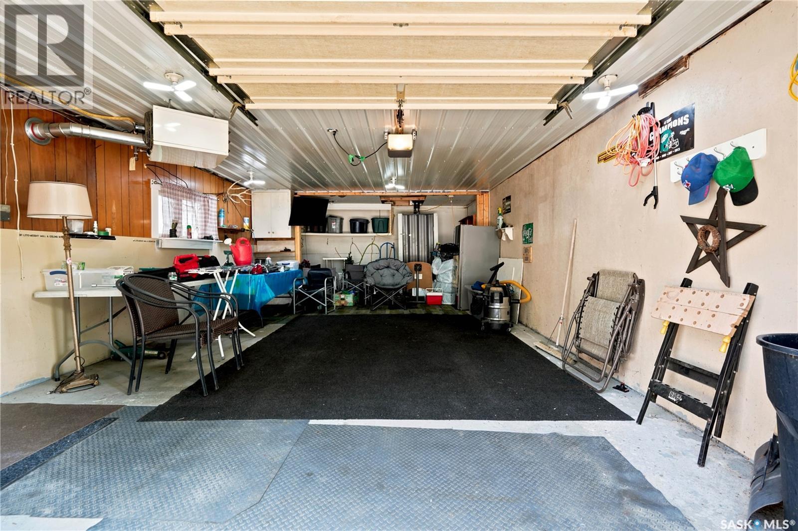 323 Toronto Street N, Regina, SK - Indoor Photo Showing Garage