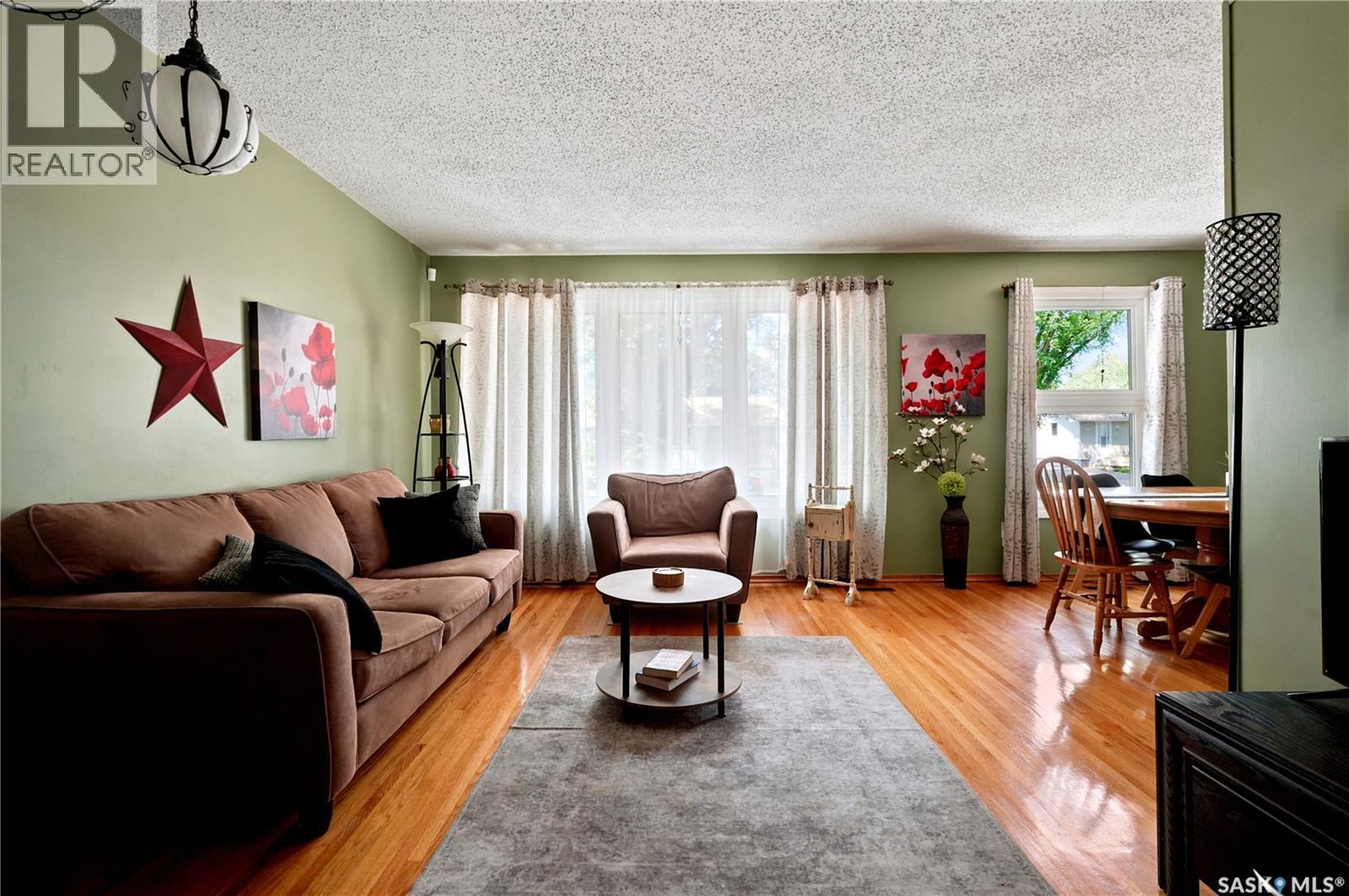 323 Toronto Street N, Regina, SK - Indoor Photo Showing Living Room