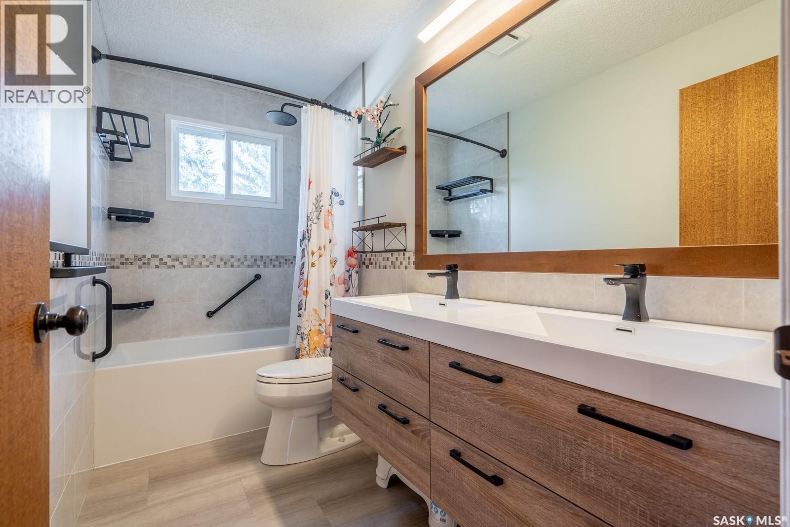 127 Rogers Road, Regina, SK - Indoor Photo Showing Bathroom