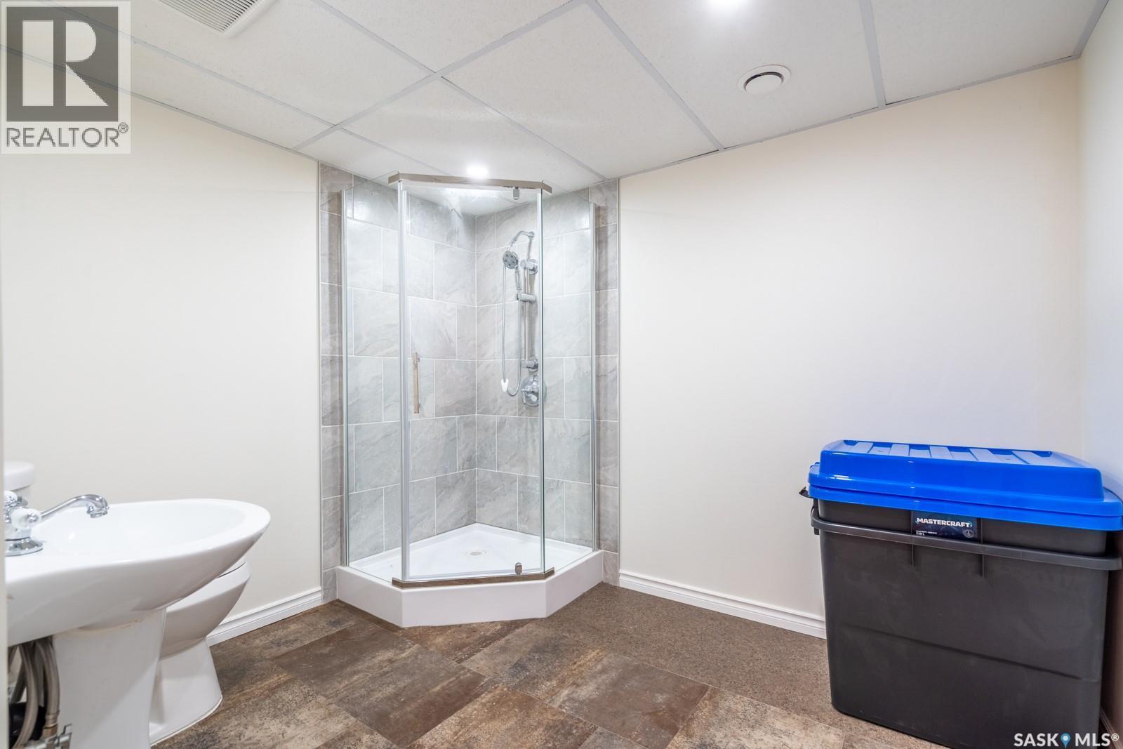 127 Rogers Road, Regina, SK - Indoor Photo Showing Bathroom