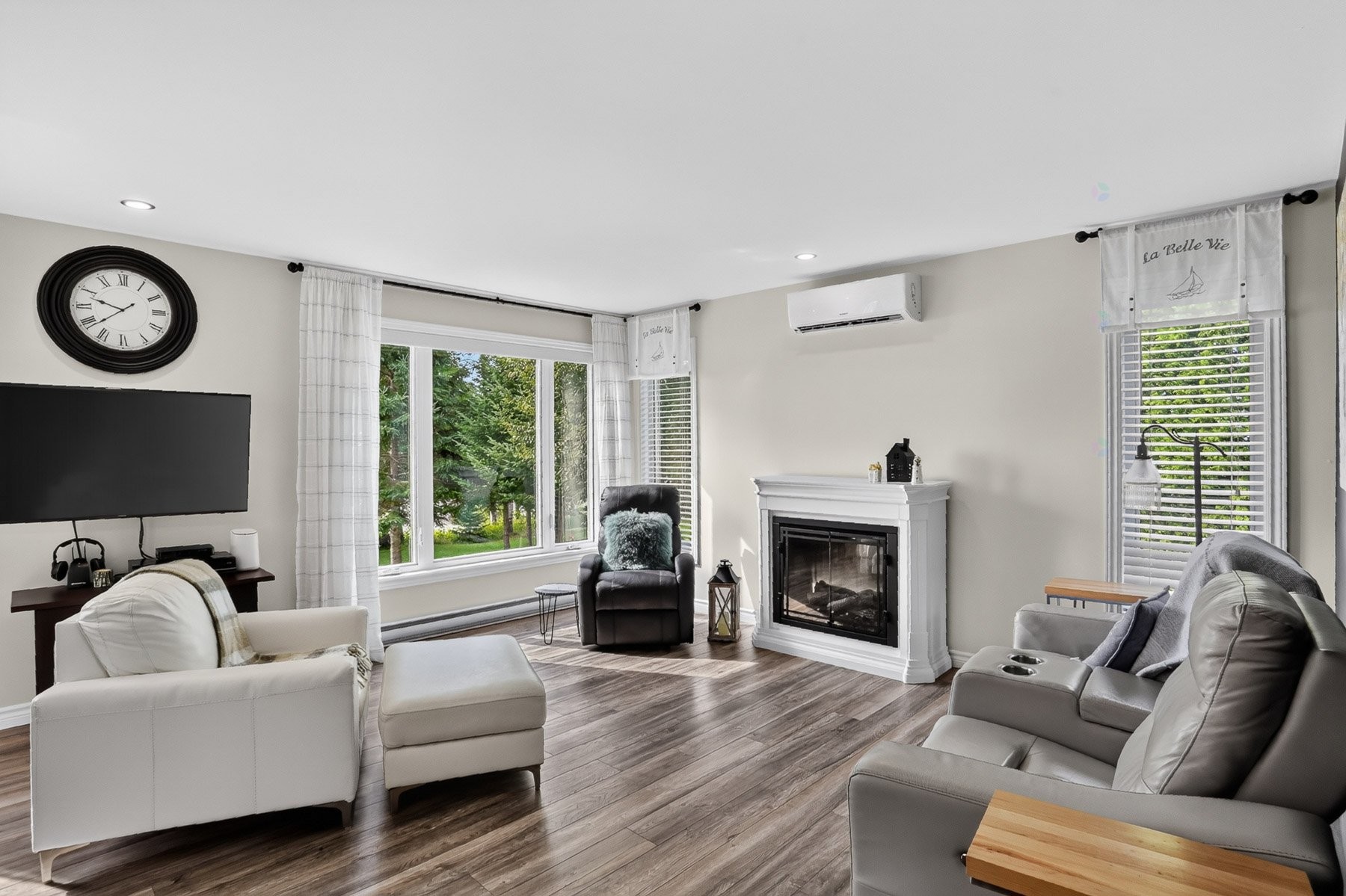 Living Room - 470 11E Avenue, Saint-Tite, QC - Indoor Photo Showing Living Room With Fireplace