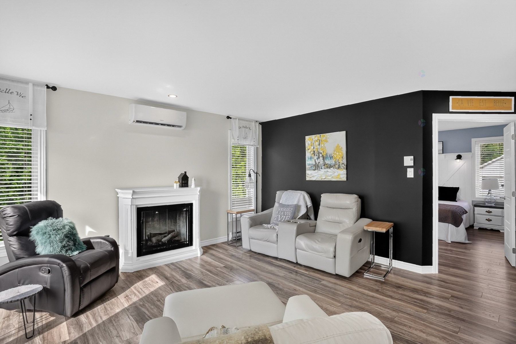 Living Room - 470 11E Avenue, Saint-Tite, QC - Indoor Photo Showing Living Room With Fireplace