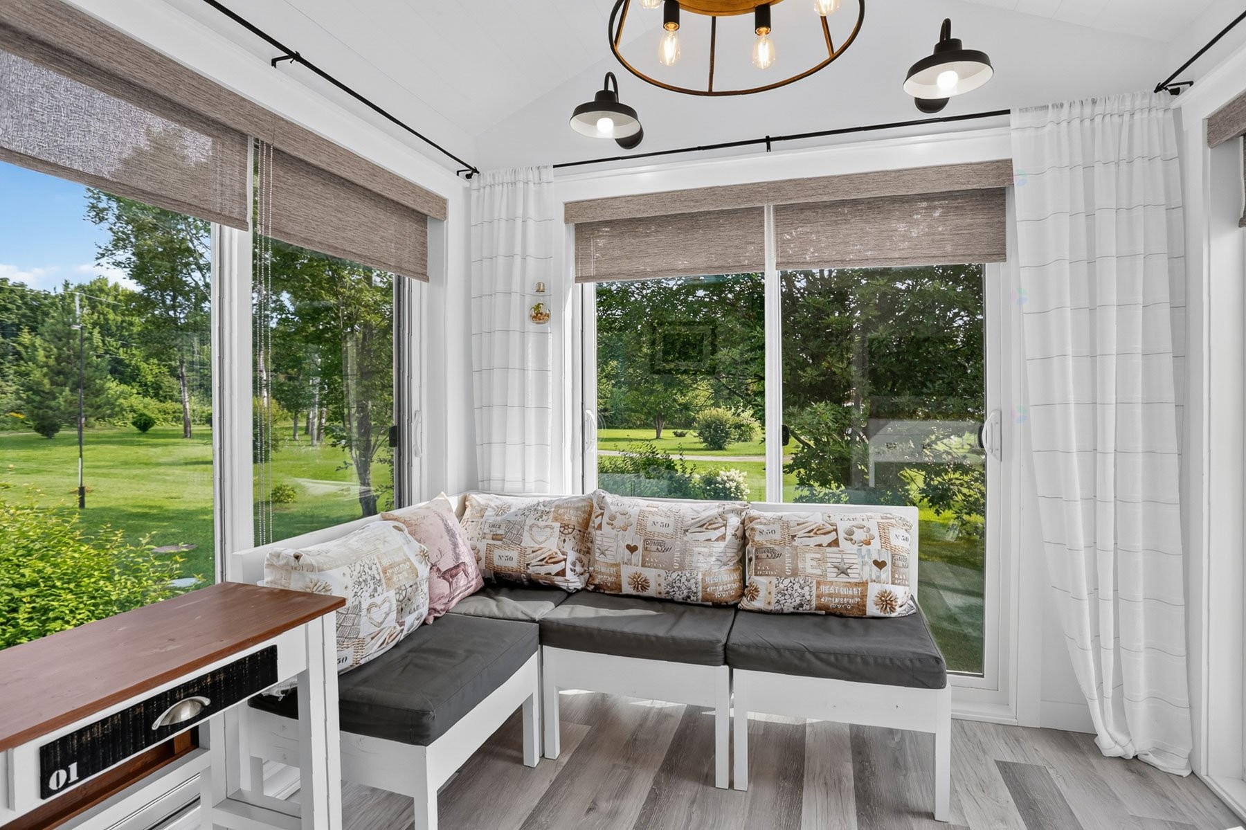 Sun Room - 470 11E Avenue, Saint-Tite, QC - Indoor Photo Showing Living Room