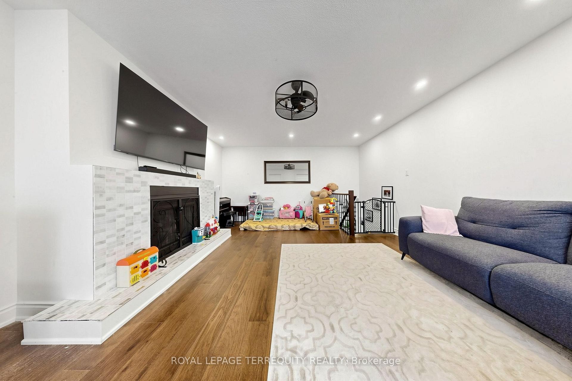 6663 Harlow Road, Mississauga, ON - Indoor Photo Showing Living Room With Fireplace