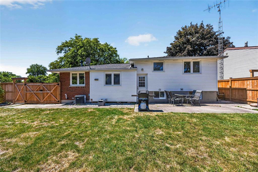492 Parkdale Crescent, St Clair, ON