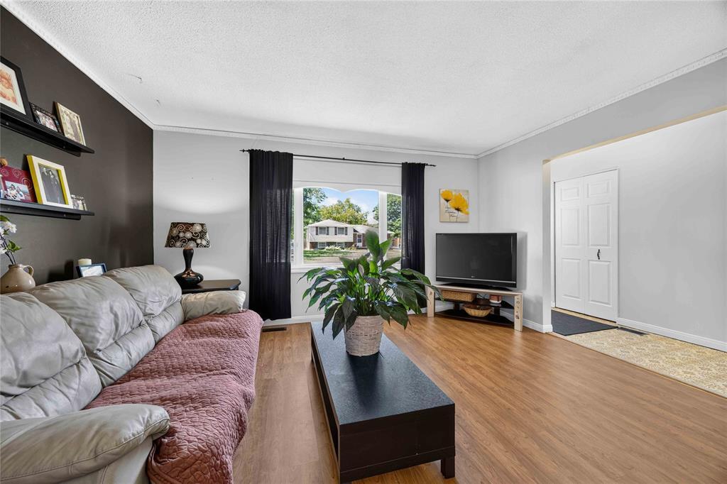 492 Parkdale Crescent, St Clair, ON