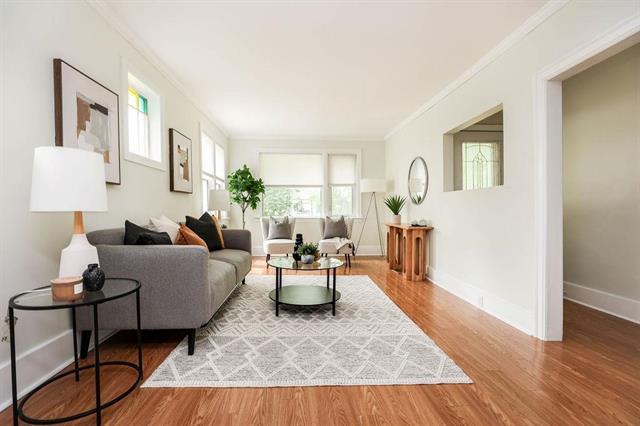 200 Beaverbrook St, Winnipeg, MB - Indoor Photo Showing Living Room