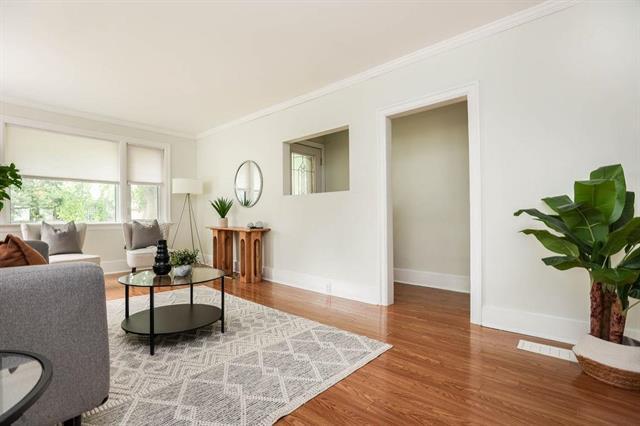 200 Beaverbrook St, Winnipeg, MB - Indoor Photo Showing Living Room