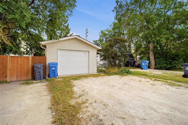 1035 Scotland Ave, Winnipeg, MB - Outdoor
