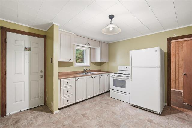 1035 Scotland Ave, Winnipeg, MB - Indoor Photo Showing Kitchen With Double Sink