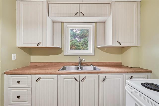 1035 Scotland Ave, Winnipeg, MB - Indoor Photo Showing Kitchen With Double Sink