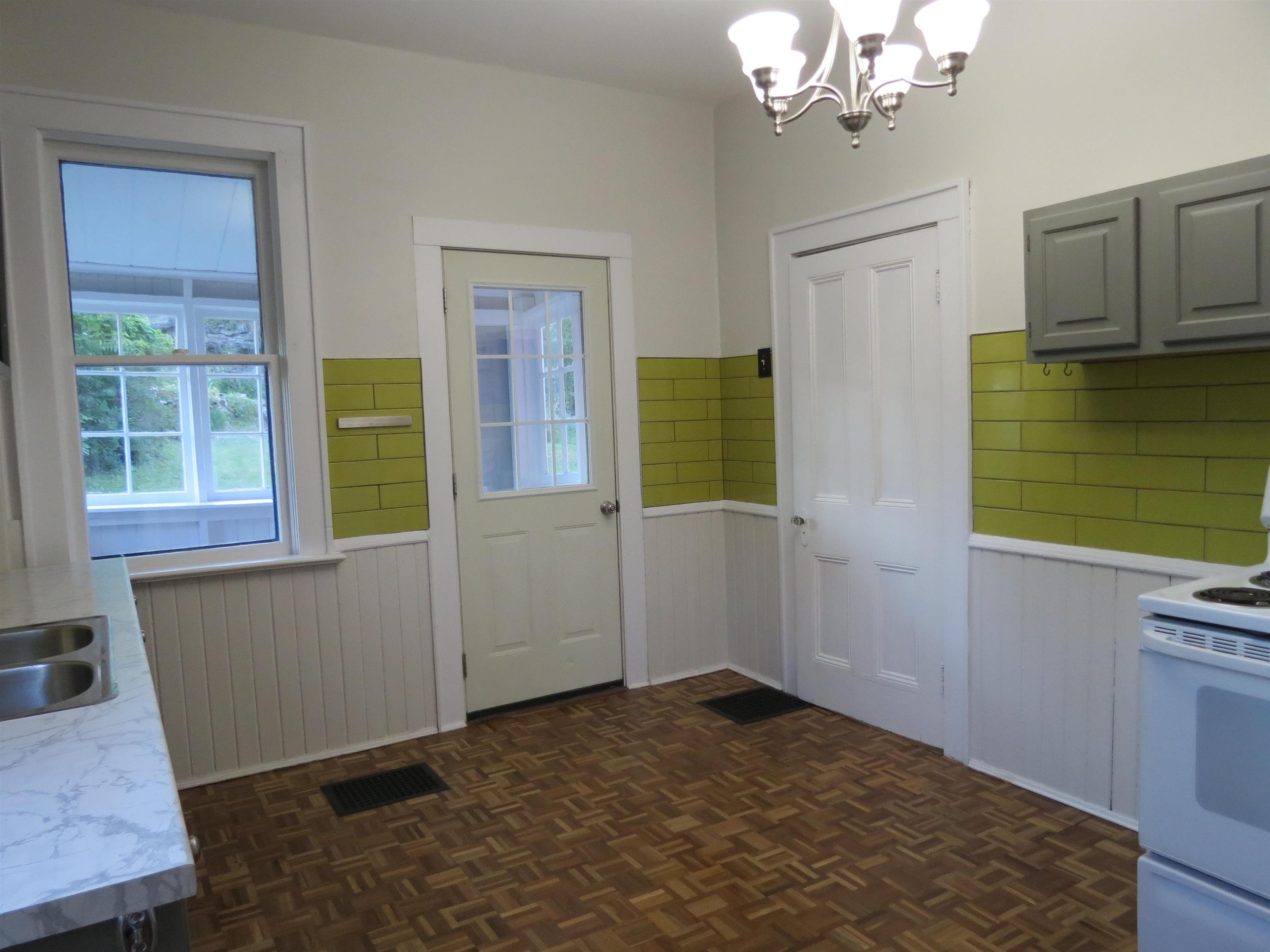 4 Crown Street, Thunder Bay, ON - Indoor Photo Showing Kitchen With Double Sink