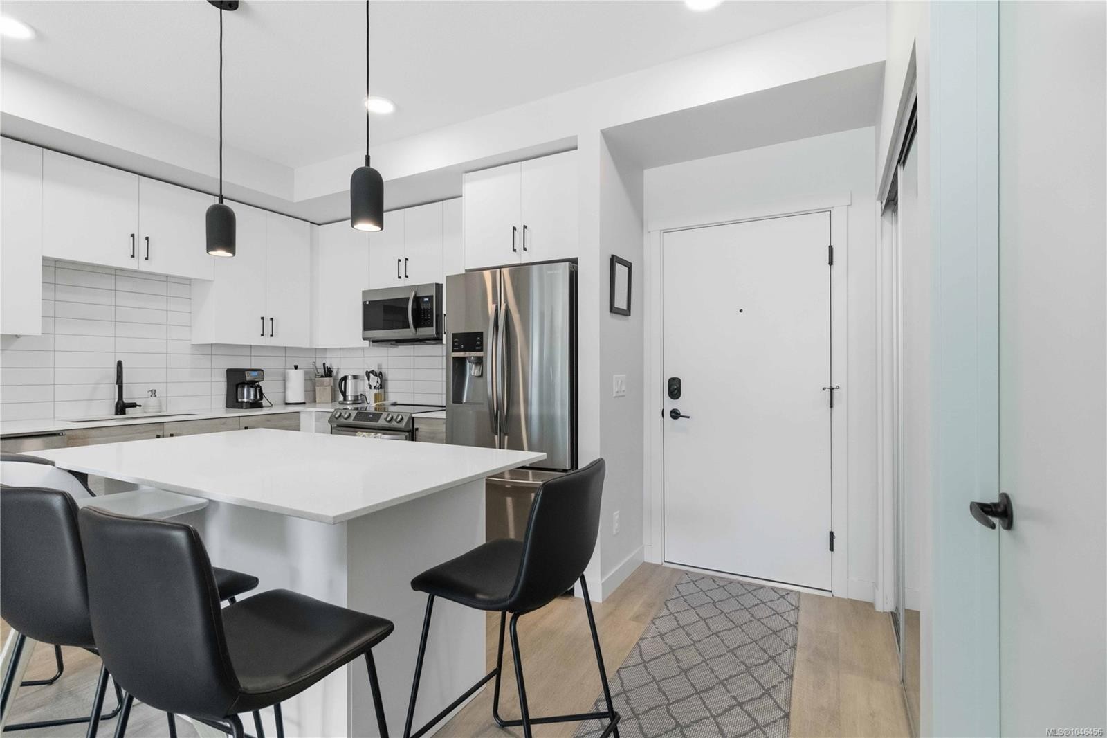 #206-2461 Gateway Rd, Langford, BC - Indoor Photo Showing Kitchen With Upgraded Kitchen