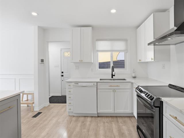 202 Whiteway Rd, Winnipeg, MB - Indoor Photo Showing Kitchen With Double Sink With Upgraded Kitchen
