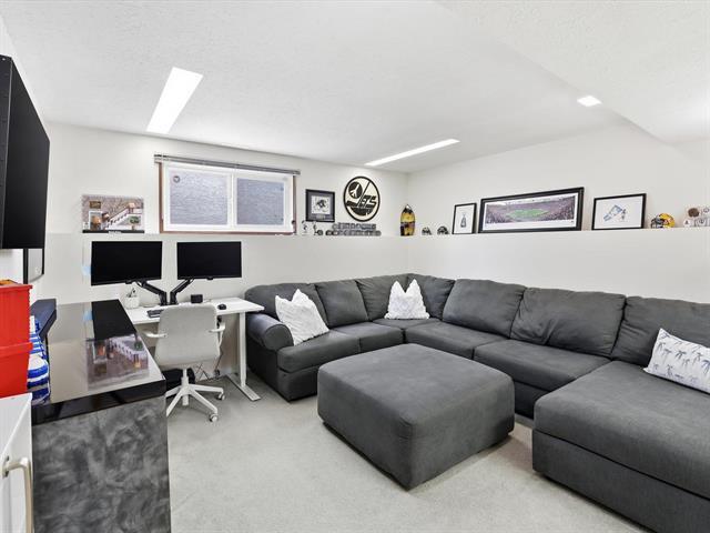 202 Whiteway Rd, Winnipeg, MB - Indoor Photo Showing Living Room