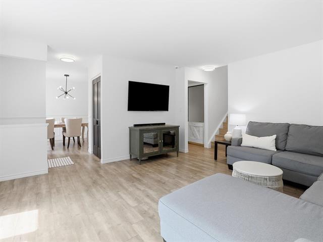 202 Whiteway Rd, Winnipeg, MB - Indoor Photo Showing Living Room