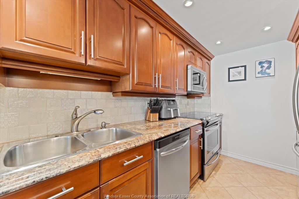 1608-515 Riverside Drive West, Windsor, ON - Indoor Photo Showing Kitchen With Double Sink