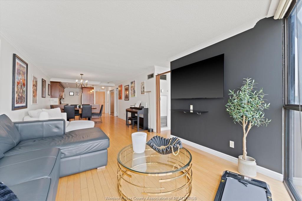 1608-515 Riverside Drive West, Windsor, ON - Indoor Photo Showing Living Room