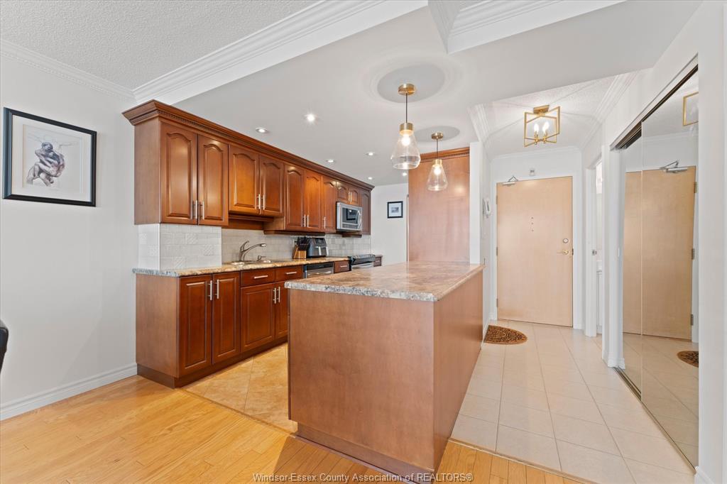1608-515 Riverside Drive West, Windsor, ON - Indoor Photo Showing Kitchen