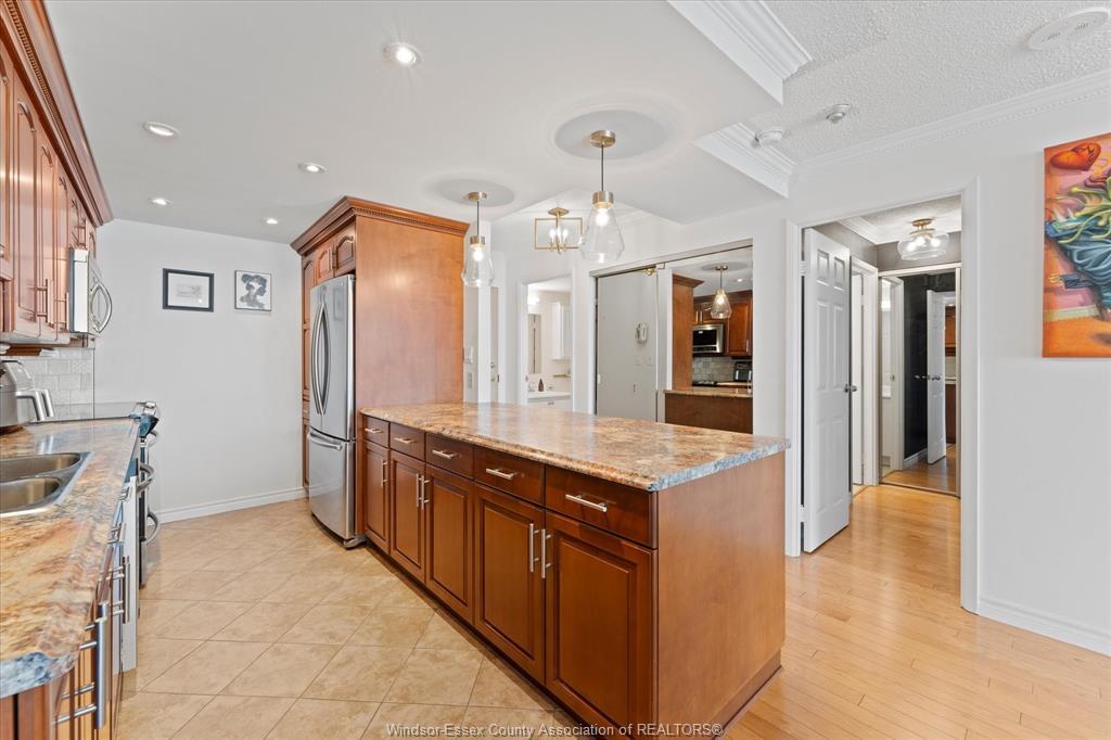 1608-515 Riverside Drive West, Windsor, ON - Indoor Photo Showing Kitchen