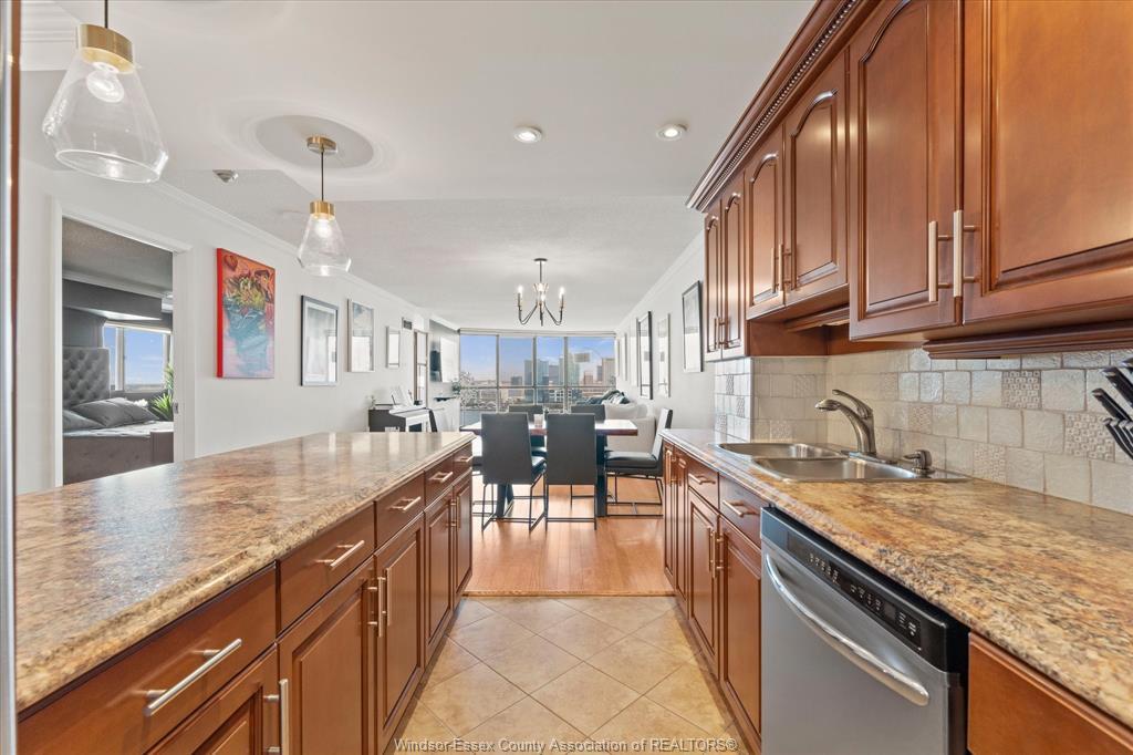 1608-515 Riverside Drive West, Windsor, ON - Indoor Photo Showing Kitchen With Double Sink