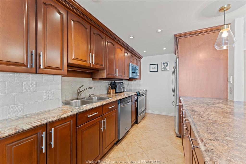 1608-515 Riverside Drive West, Windsor, ON - Indoor Photo Showing Kitchen With Double Sink