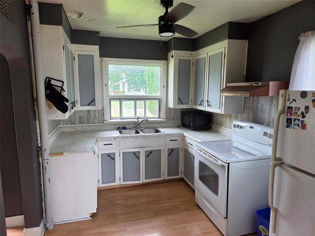 647 Muriel St, Winnipeg, MB - Indoor Photo Showing Kitchen With Double Sink