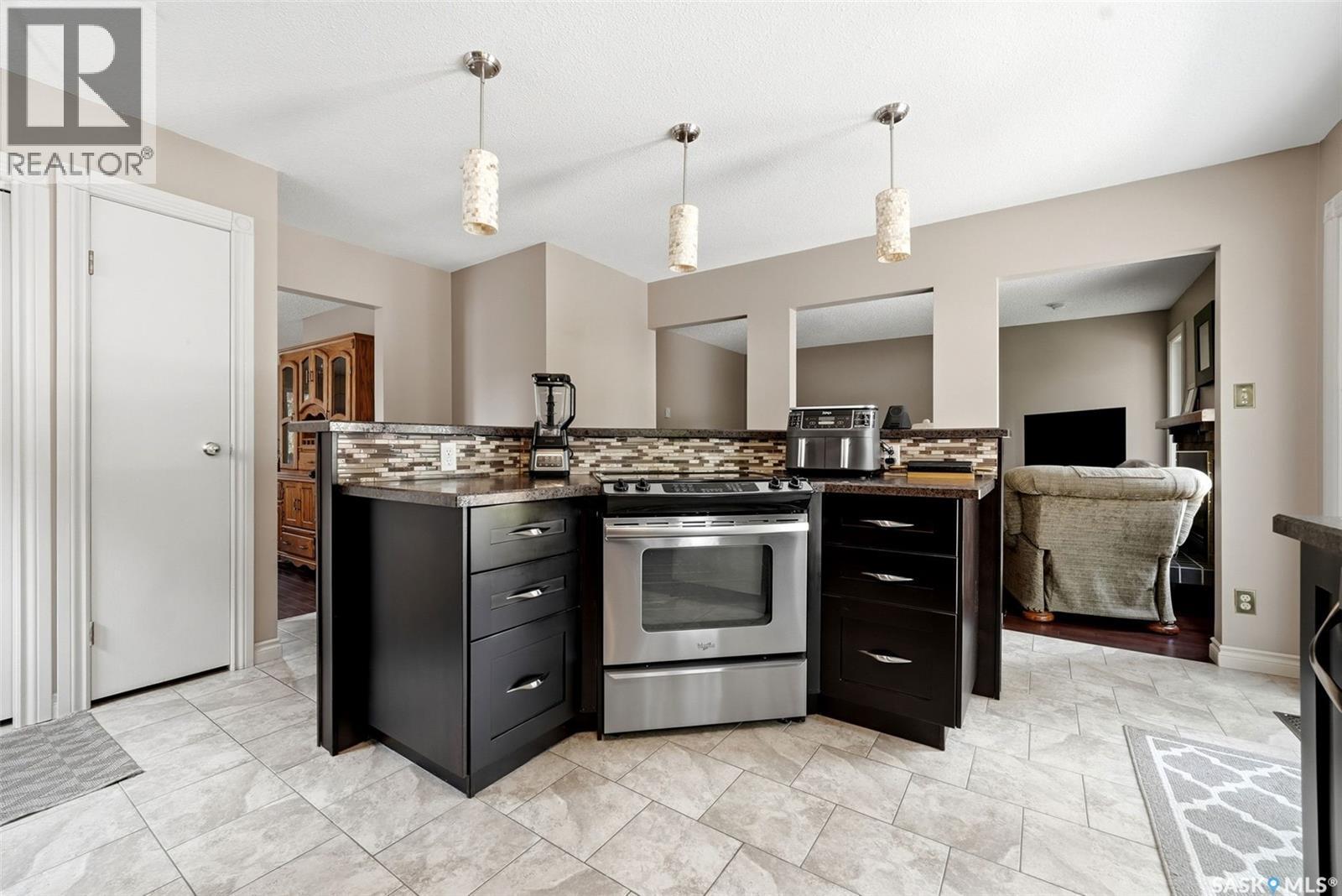 2118 Elderkin Drive E, Regina, SK - Indoor Photo Showing Kitchen With Upgraded Kitchen