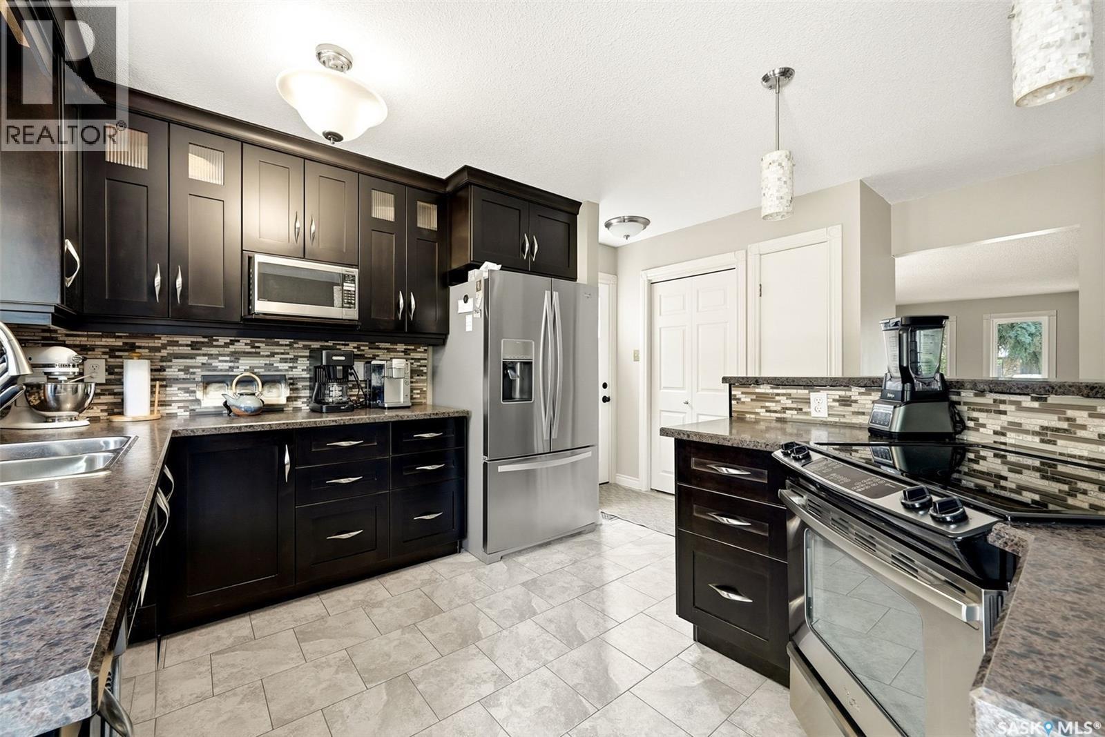 2118 Elderkin Drive E, Regina, SK - Indoor Photo Showing Kitchen With Stainless Steel Kitchen With Double Sink With Upgraded Kitchen