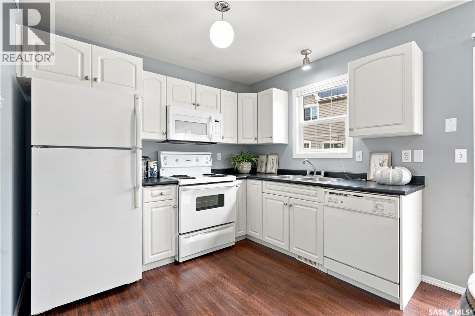24 302 Herold Road, Saskatoon, SK - Indoor Photo Showing Kitchen With Double Sink