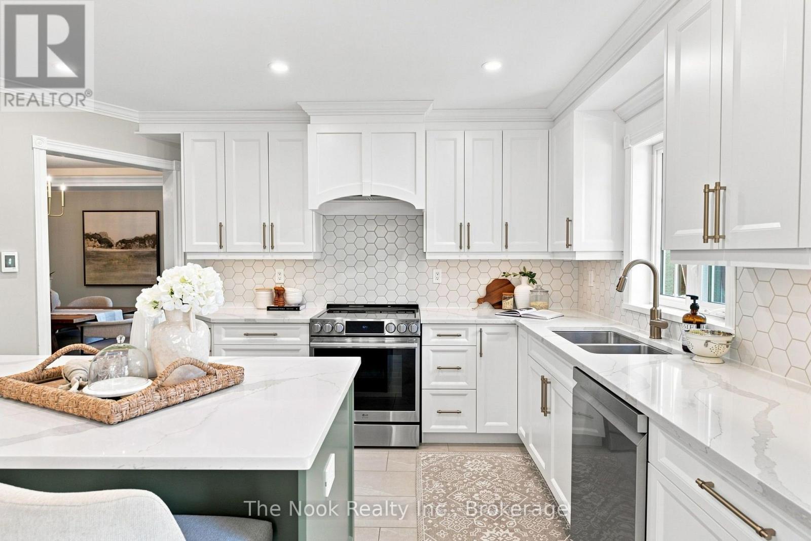 41 Dopp Crescent, Whitby (Brooklin), ON - Indoor Photo Showing Kitchen With Double Sink With Upgraded Kitchen