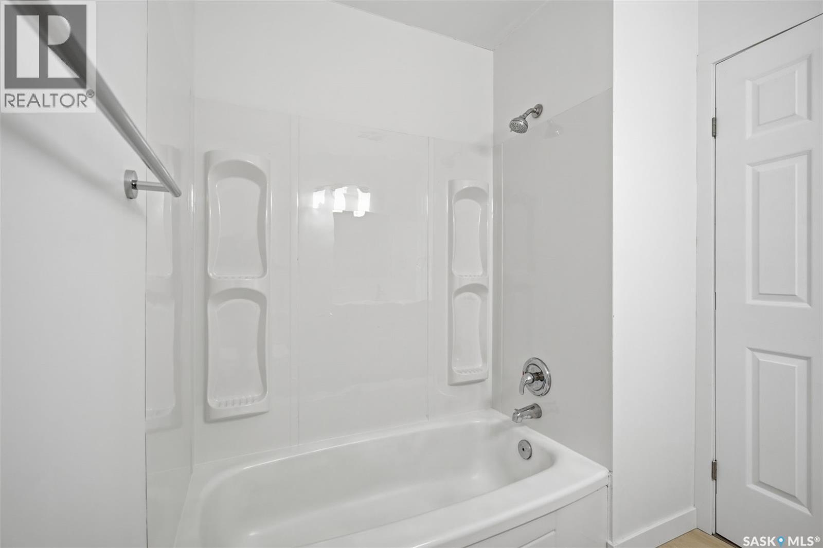 9 1128 Mckercher Drive, Saskatoon, SK - Indoor Photo Showing Bathroom