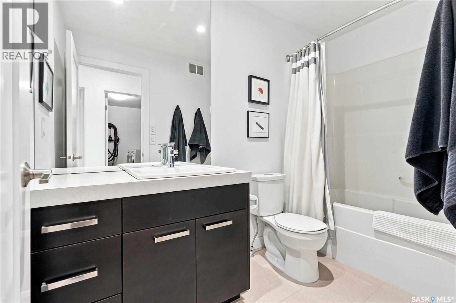 1210 Broadway Avenue, Saskatoon, SK - Indoor Photo Showing Bathroom