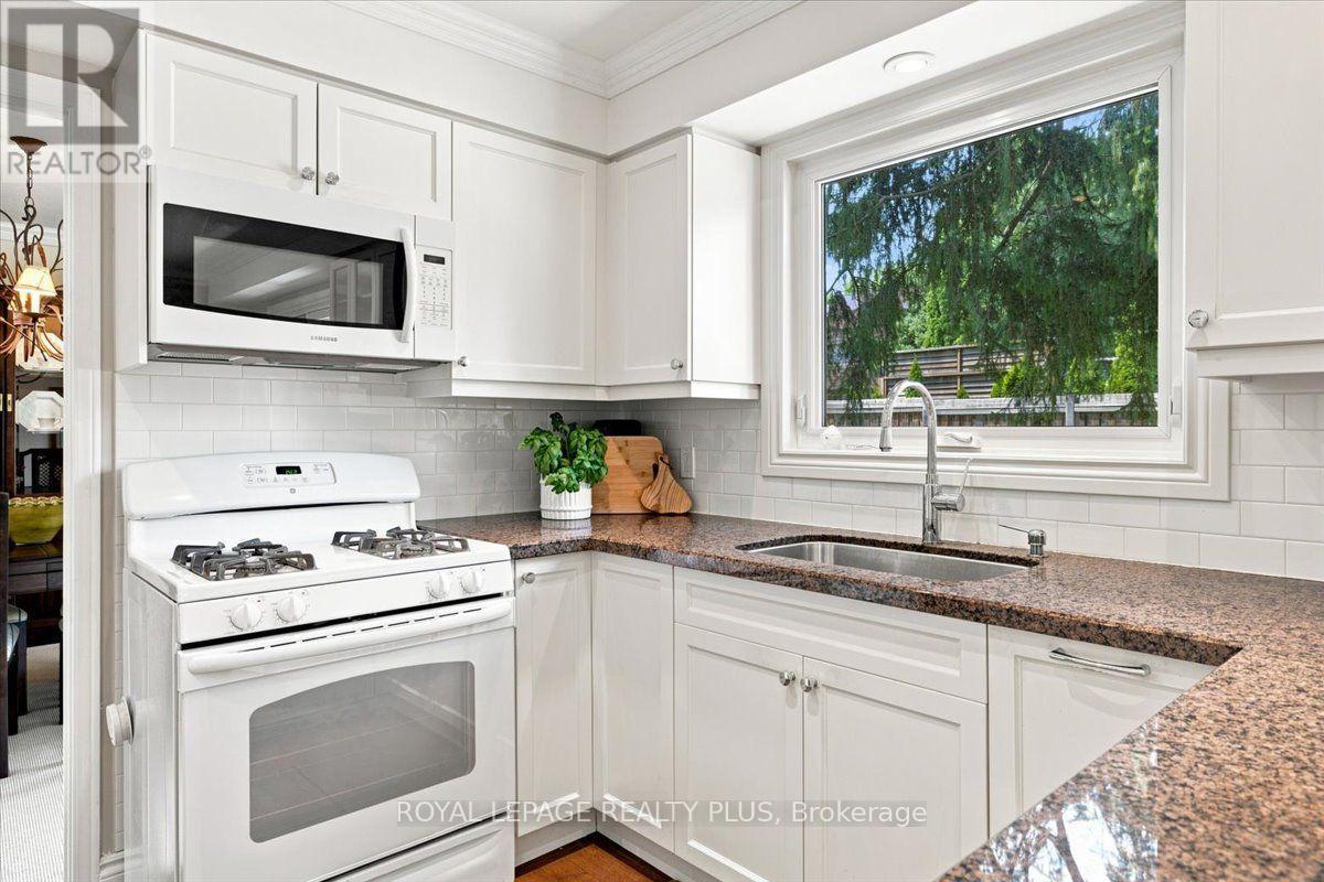 1721 Medallion Court, Mississauga, ON - Indoor Photo Showing Kitchen