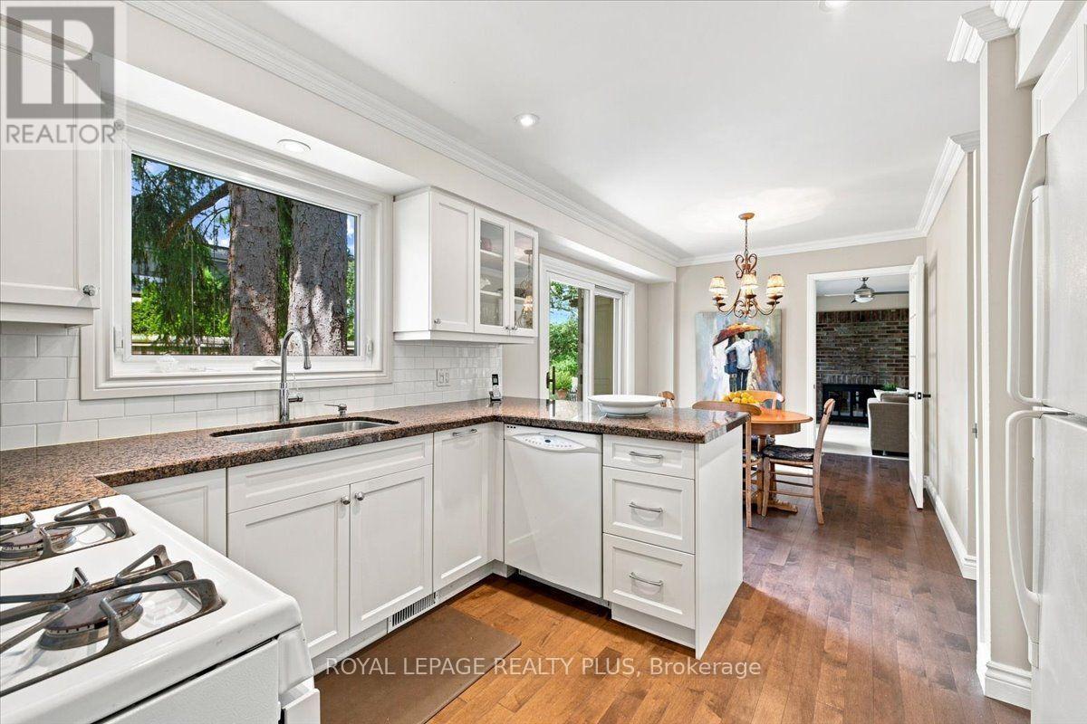 1721 Medallion Court, Mississauga, ON - Indoor Photo Showing Kitchen