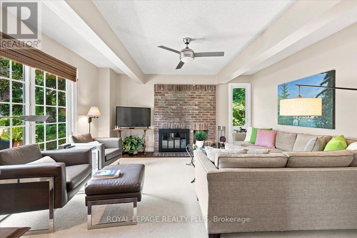1721 Medallion Court, Mississauga, ON - Indoor Photo Showing Living Room With Fireplace