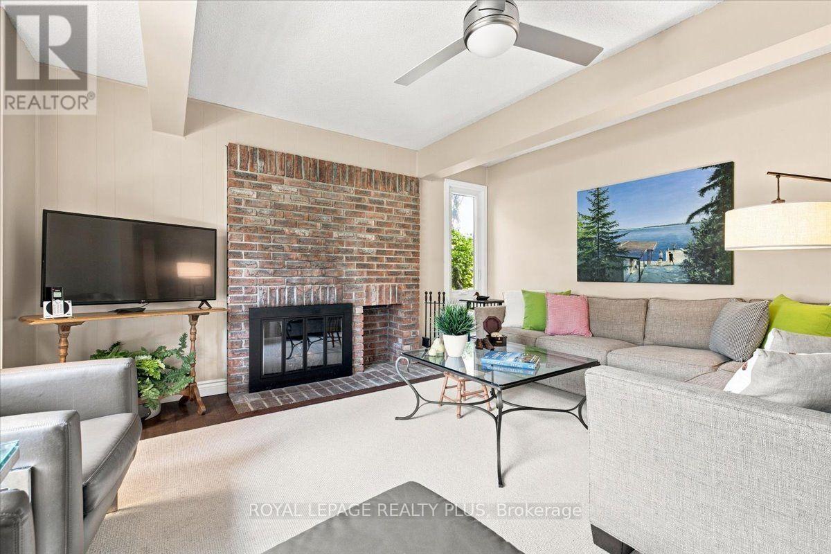 1721 Medallion Court, Mississauga, ON - Indoor Photo Showing Living Room With Fireplace