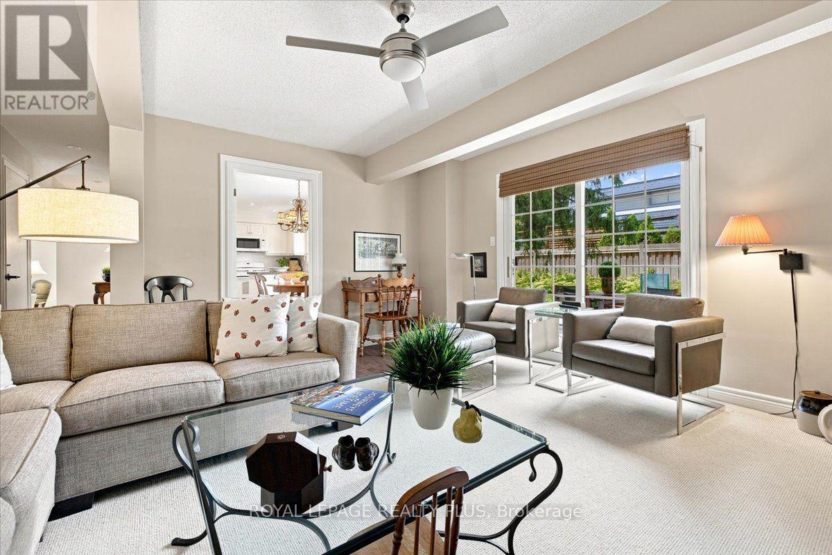 1721 Medallion Court, Mississauga, ON - Indoor Photo Showing Living Room