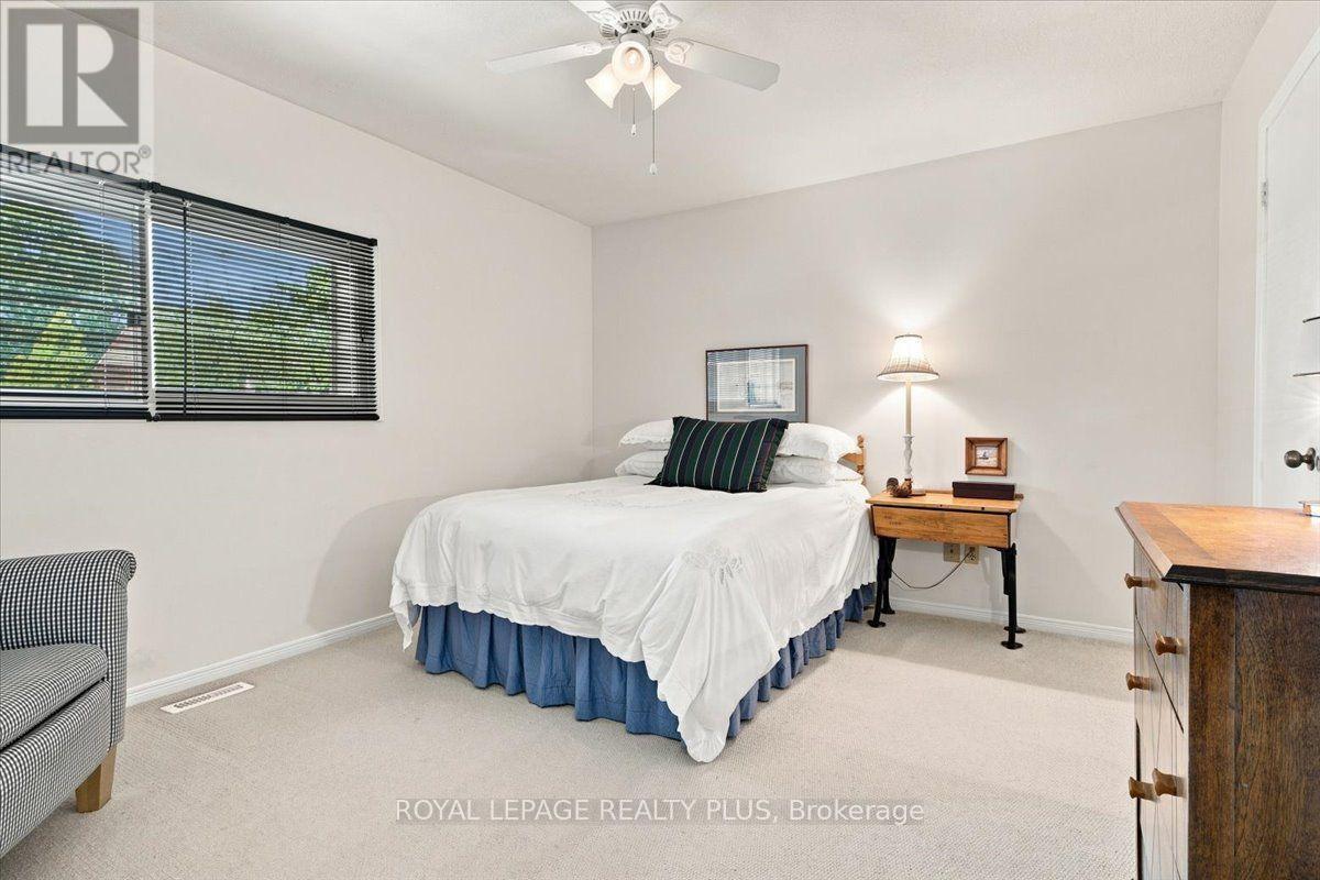 1721 Medallion Court, Mississauga, ON - Indoor Photo Showing Bedroom