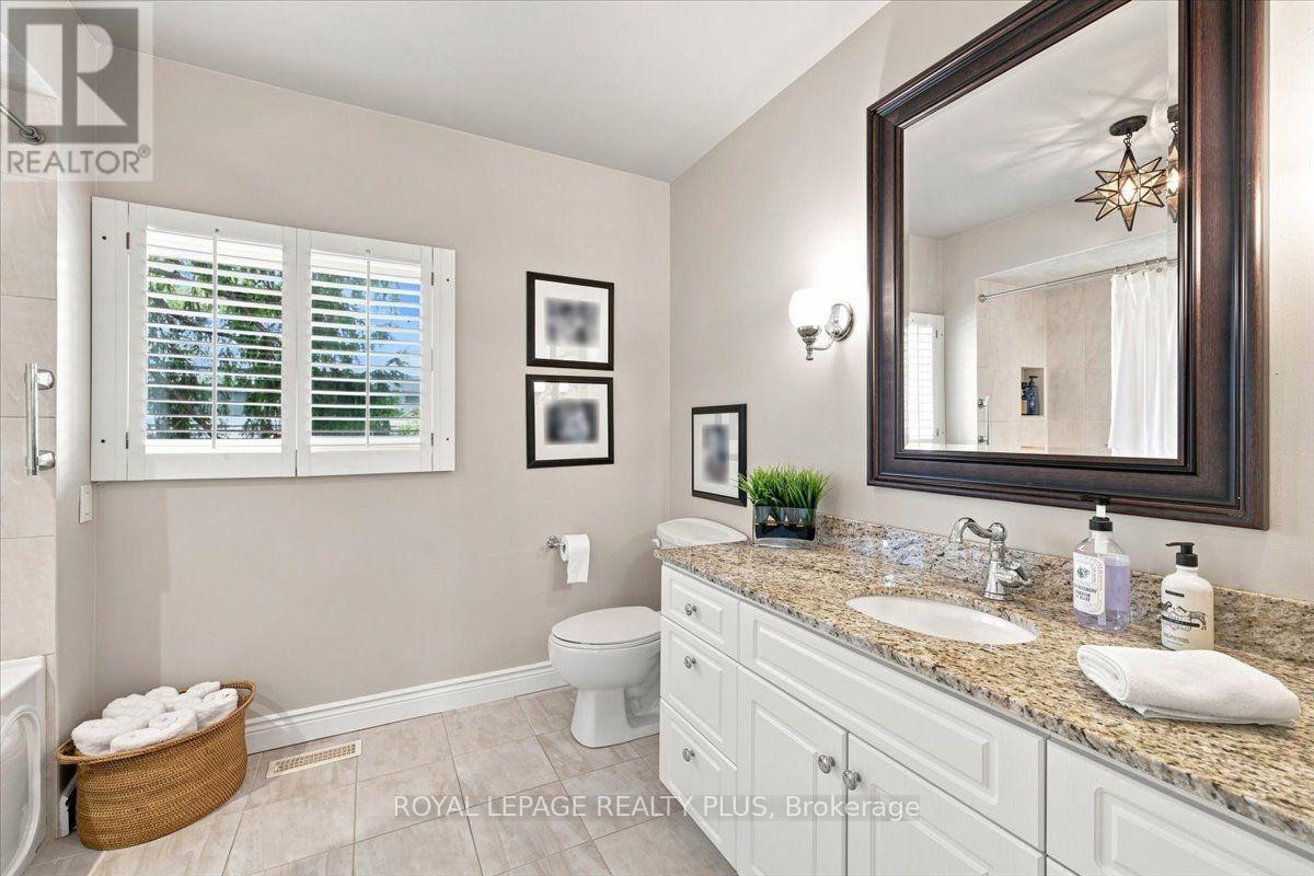 1721 Medallion Court, Mississauga, ON - Indoor Photo Showing Bathroom