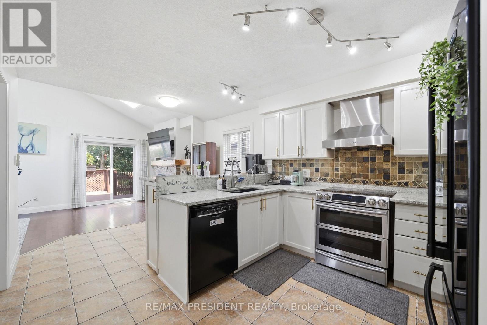 60 Steepleridge Street, Kitchener, ON - Indoor Photo Showing Kitchen